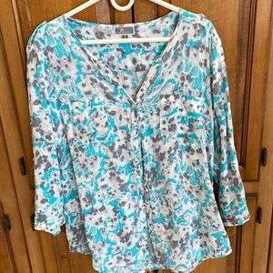 100% linen blouse.  Can roll and button sleeve. JM collection size 16